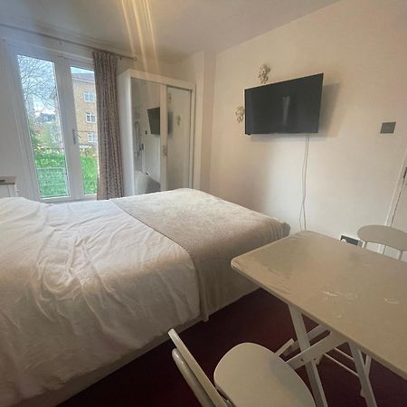 Room With King Size Bed And Shared Kitchen Raynes Park Exterior foto