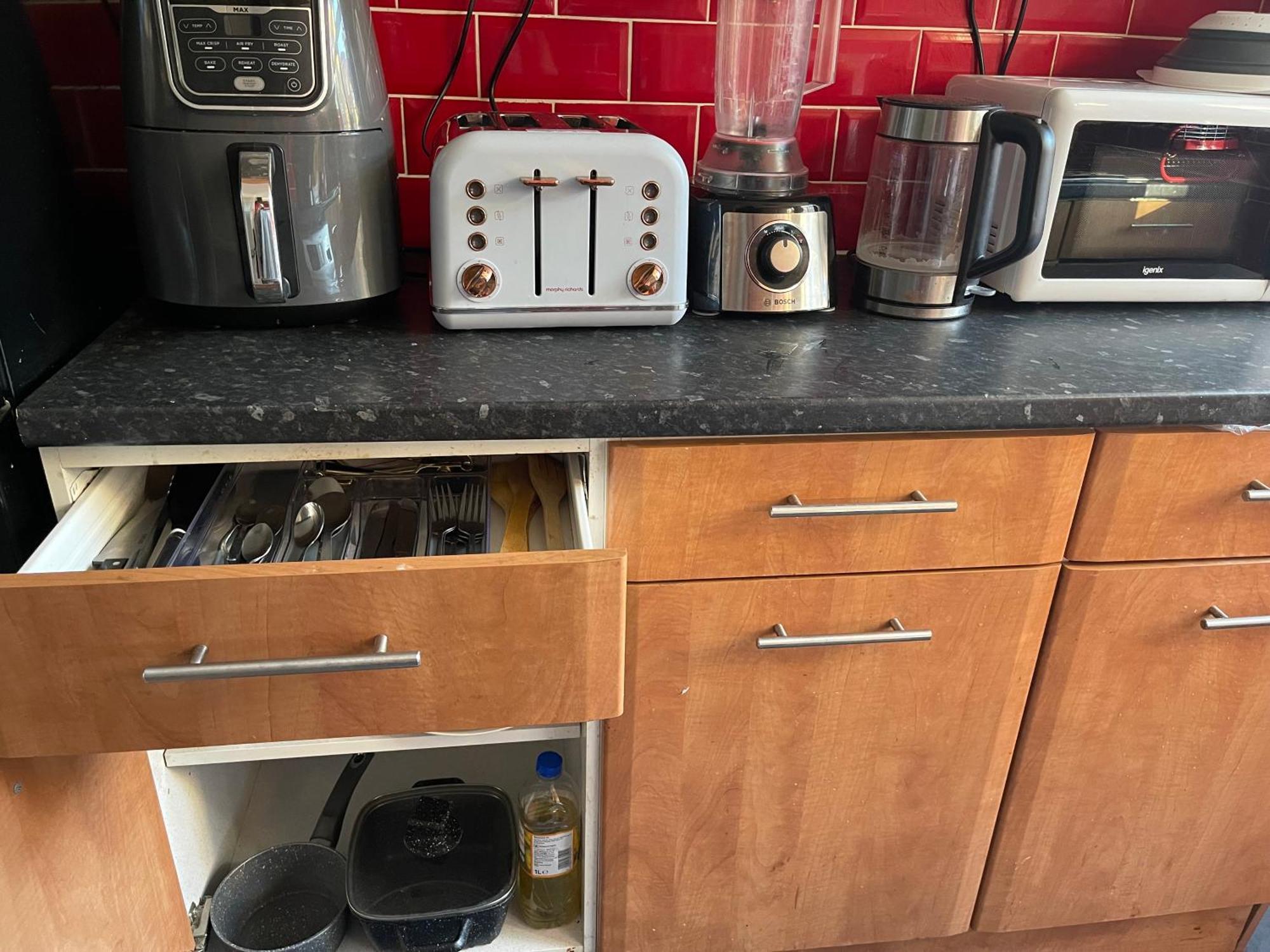 Room With King Size Bed And Shared Kitchen Raynes Park Exterior foto