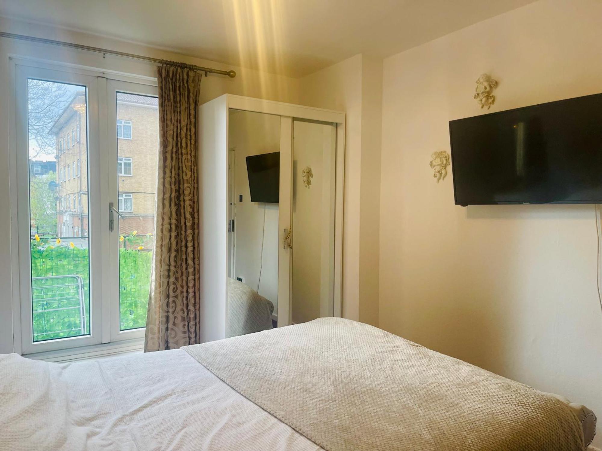 Room With King Size Bed And Shared Kitchen Raynes Park Exterior foto